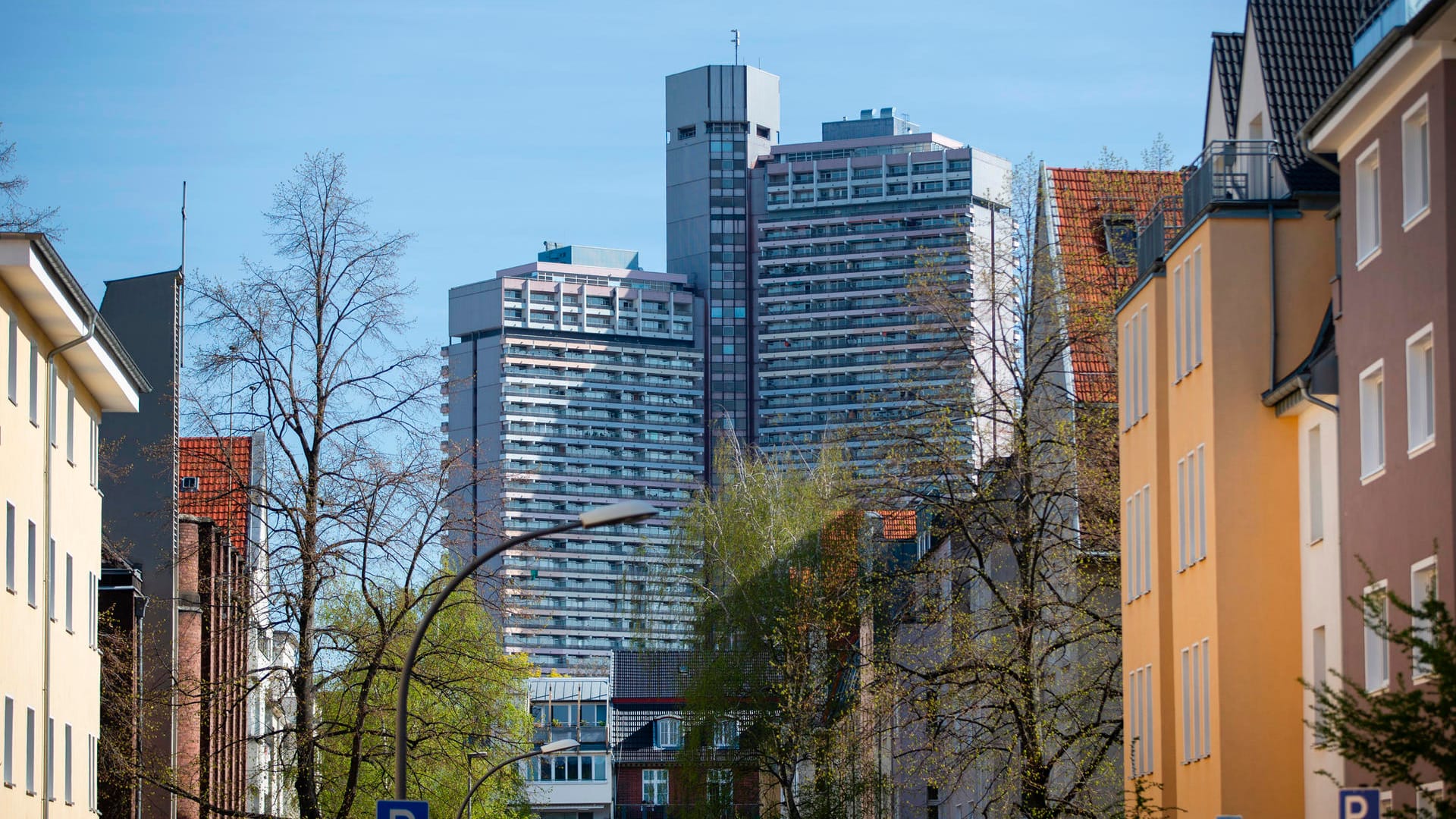 Blick auf das Uni-Hochhaus: Wer nach dem Studium eine Familie gründet, kann sich das teure Sülz in der Regel nicht mehr leisten, weiß Chris Epting.