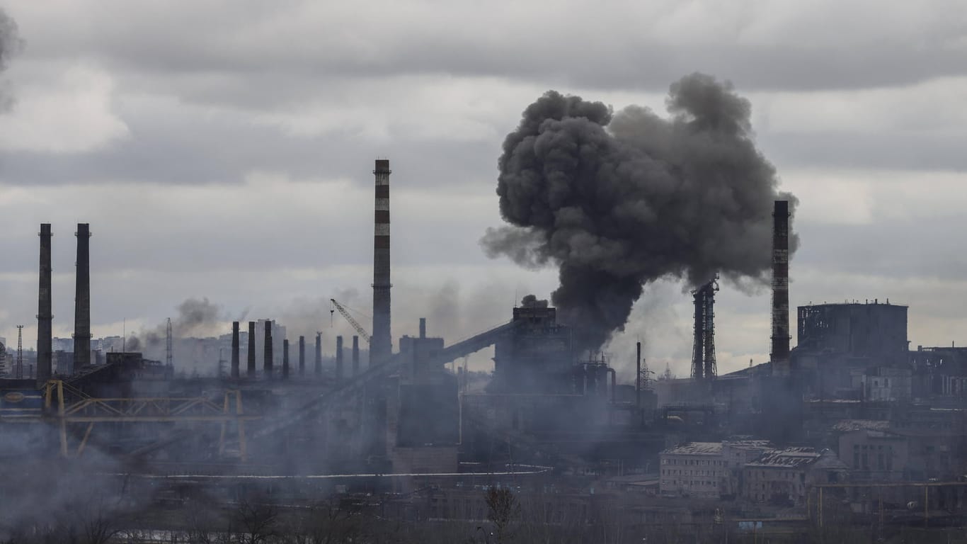 Rauch über dem Stahlwerk von Mariupol: Die russische Armee versucht, die ukrainischen Truppen im Stahlwerk zum Aufgeben zu zwingen.