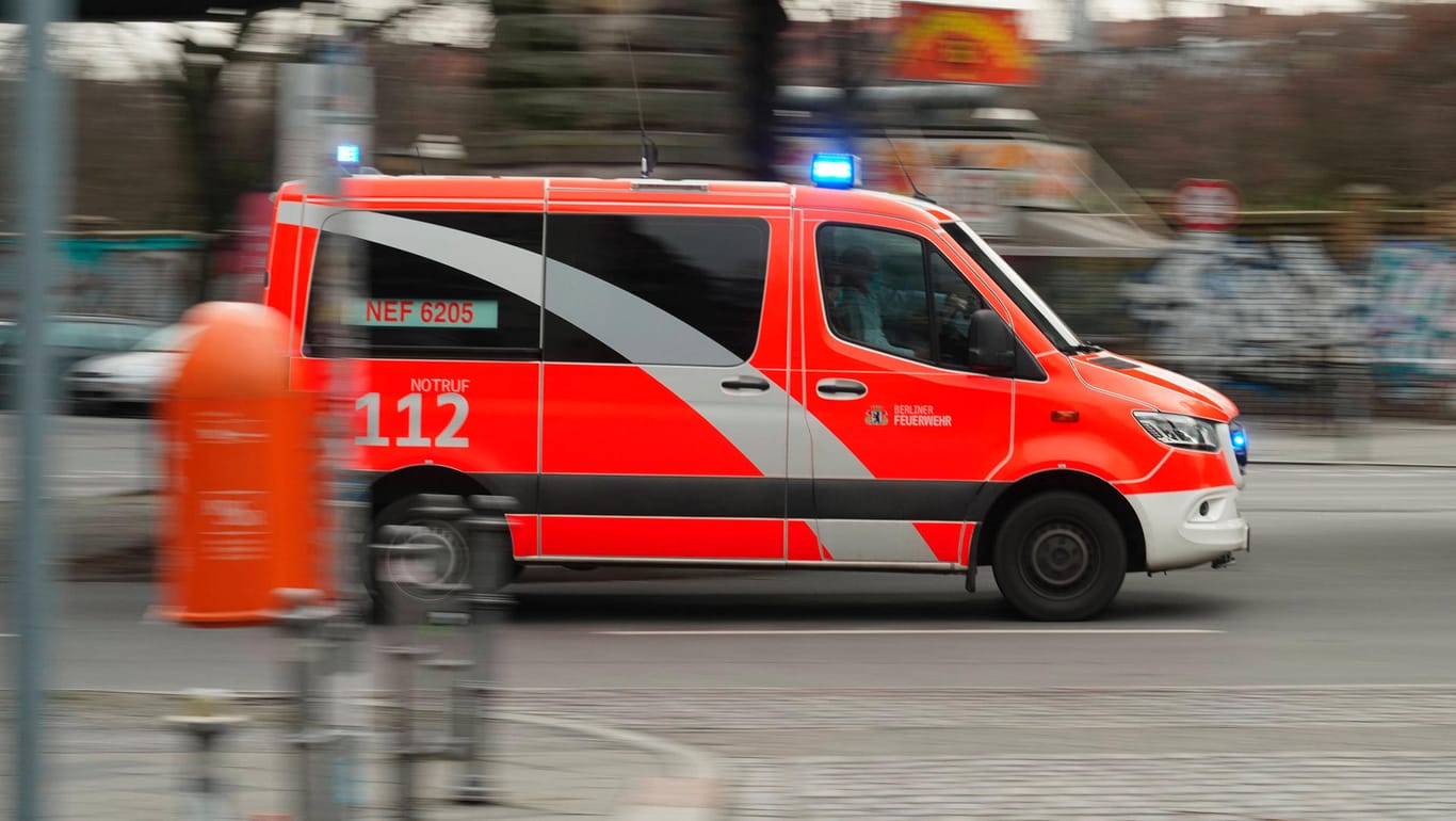 Ein Rettungswagen der Feuerwehr bei einer Einsatzfahrt mit Blaulicht (Symbolbild): Das Kind konnte noch rechtzeitig ins Krankenhaus gebracht werden.