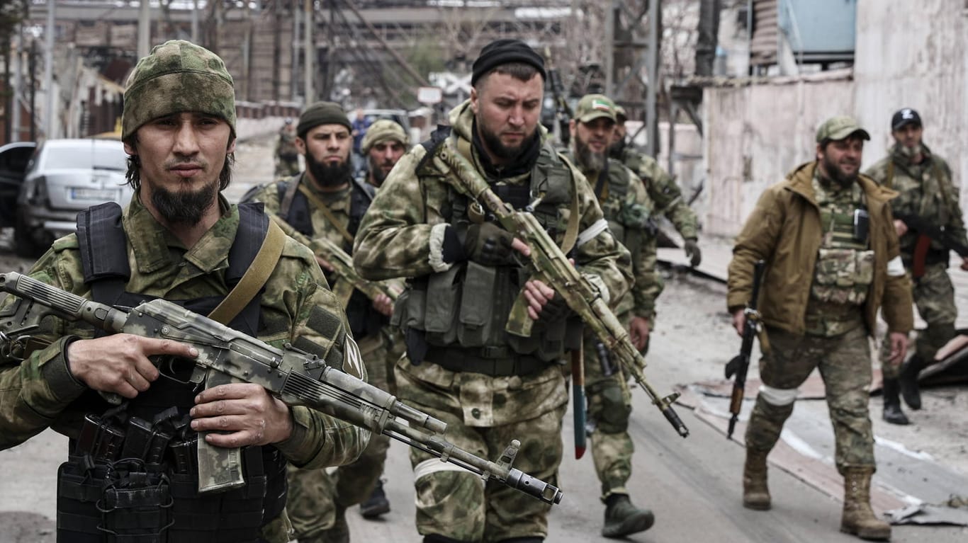 Russische Kämpfer in Mariupol: Mit der Eroberung des Donbass und des Südens könne eine "Landverbindung" zur annektierten Krim-Halbinsel geschaffen werden.