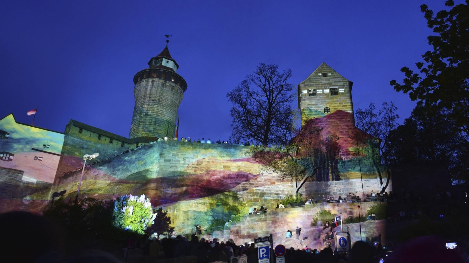 Kunstprojektion auf der Kaiserburg in Nürnberg: Künstlerin Barbara Engelhard brachte 2017 die Burg zur Blauen Nacht zum Leuchten.