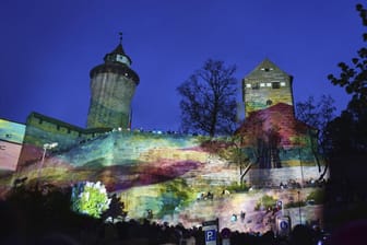 Kunstprojektion auf der Kaiserburg in Nürnberg: Künstlerin Barbara Engelhard brachte 2017 die Burg zur Blauen Nacht zum Leuchten.