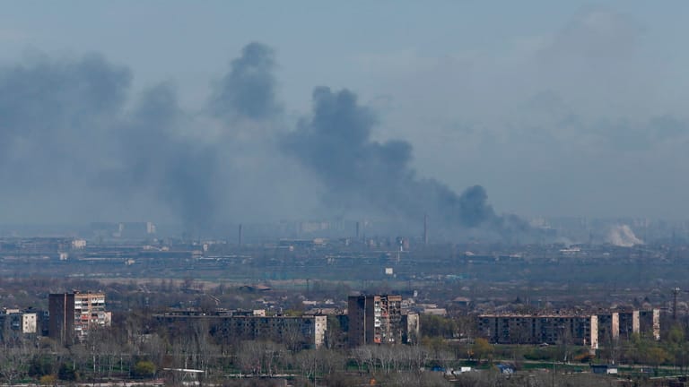 Rauch steigt über dem Azovstal-Werk in der Hafenstadt Mariupol auf. Russlands Präsident Putin hat am Donnerstag angeordnet, das Werksgelände nicht zu stürmen. Es sollte aber abgeriegelt werden, bis sich die ukrainischen Kämpfer ergeben.