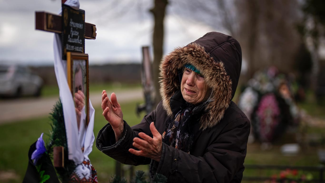 Butscha: Valentyna Nechyporenko trauert am Grab ihres 47-jährigen Sohnes Ruslan während seiner Beerdigung auf dem Friedhof. Ruslan wurde am 17. März von der russischen Armee getötet, als er in den Straßen von Butscha Lebensmittel an seine Nachbarn verteilte.