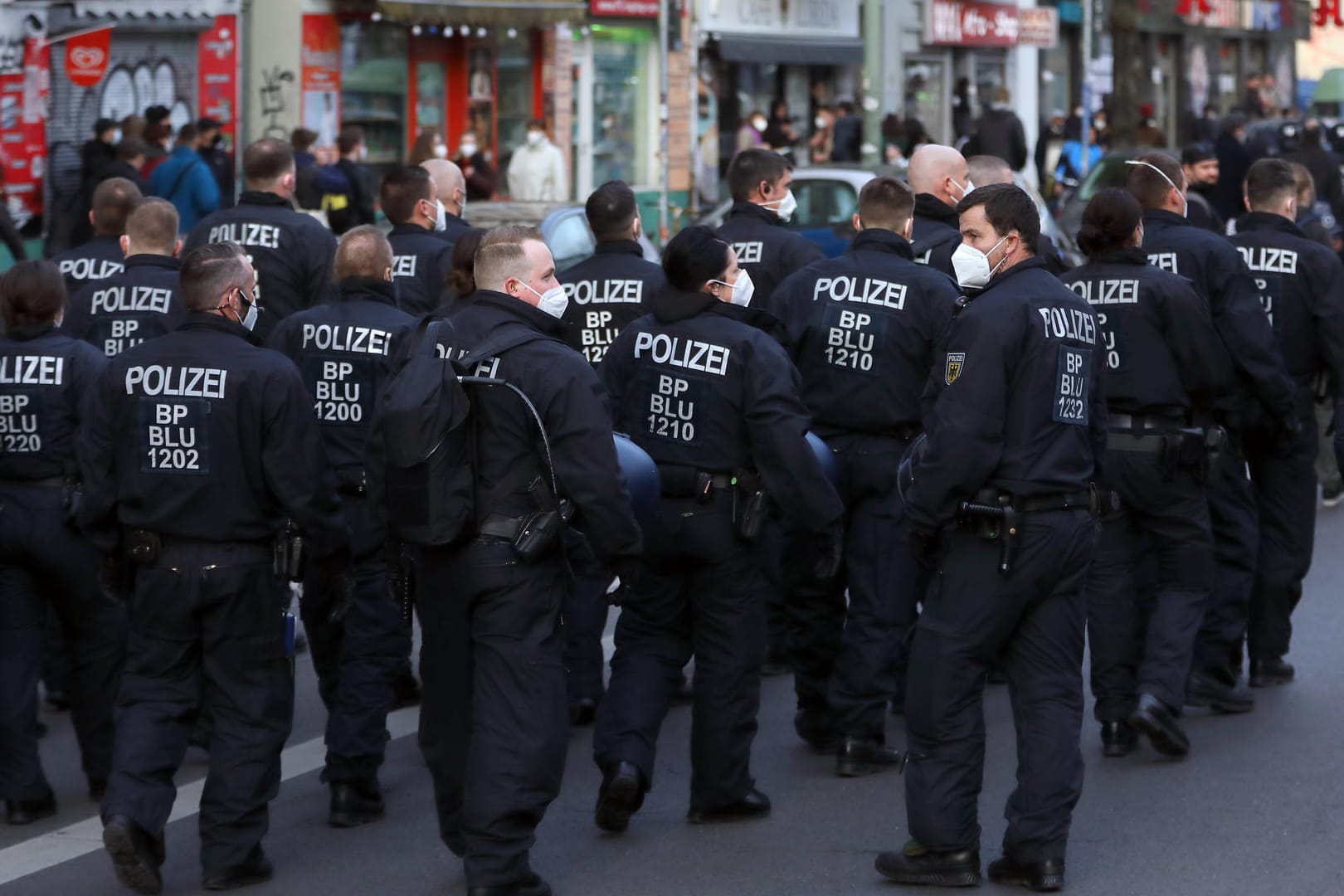 Polizisten bei einer Mai-Demo (Archivbild): Sowohl für den 1. Mai als auch für den 8. und 9. Mai ist die Polizei gerüstet.