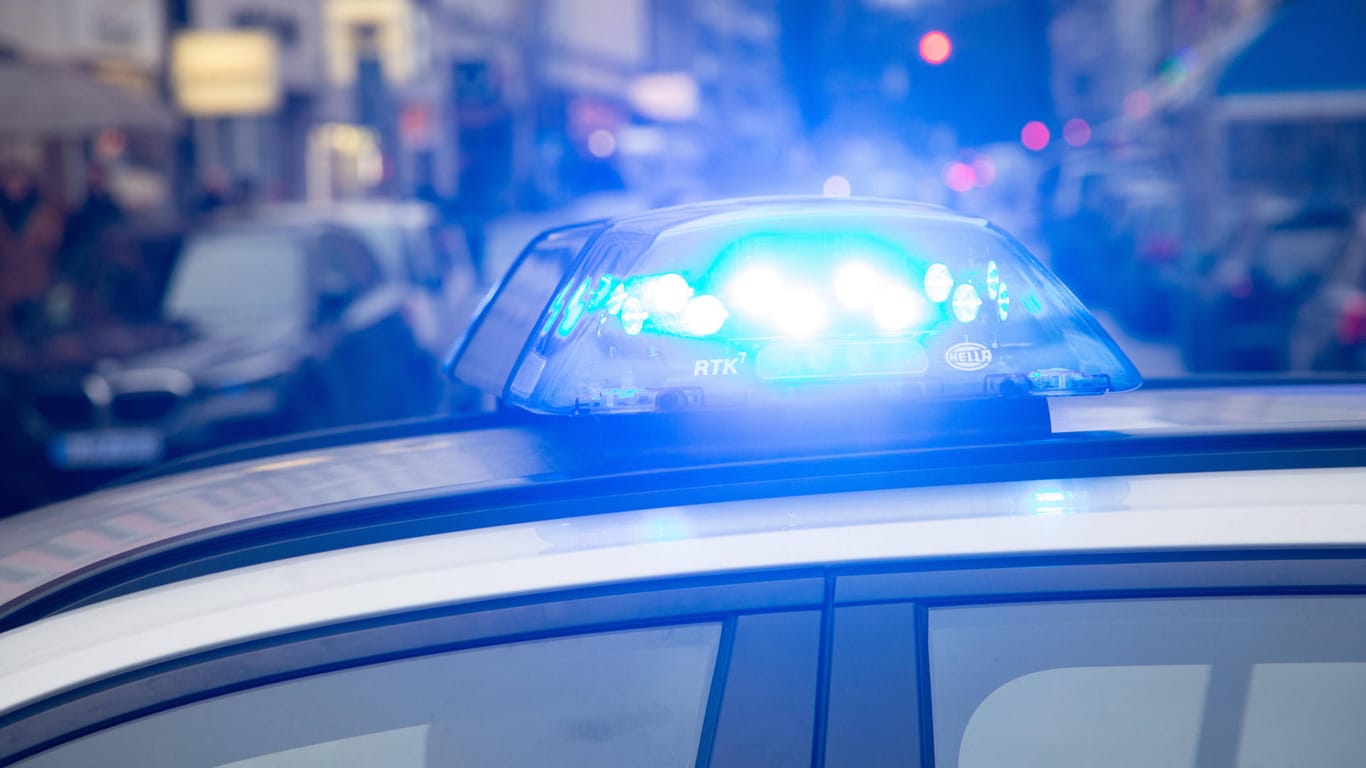 Blaulicht auf einem Polizeiauto (Symbolfoto): Bei dem Mord an einem 45 Jährigen in der Münchner Innenstadt gibt es keine Zeugen.