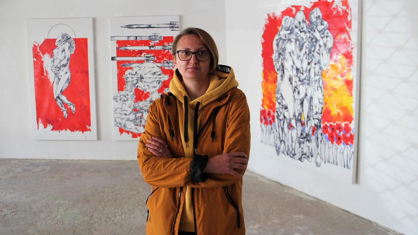 Ausstellung in Köln: Die aus der Ukraine geflohene Künstlerin Yuliia Balabukha zeigt in ihren Bildern die Extreme zwischen Hoffnung und Angst.