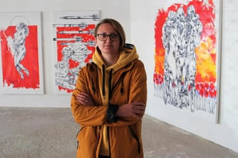 Ausstellung in Köln: Die aus der Ukraine geflohene Künstlerin Yuliia Balabukha zeigt in ihren Bildern die Extreme zwischen Hoffnung und Angst.