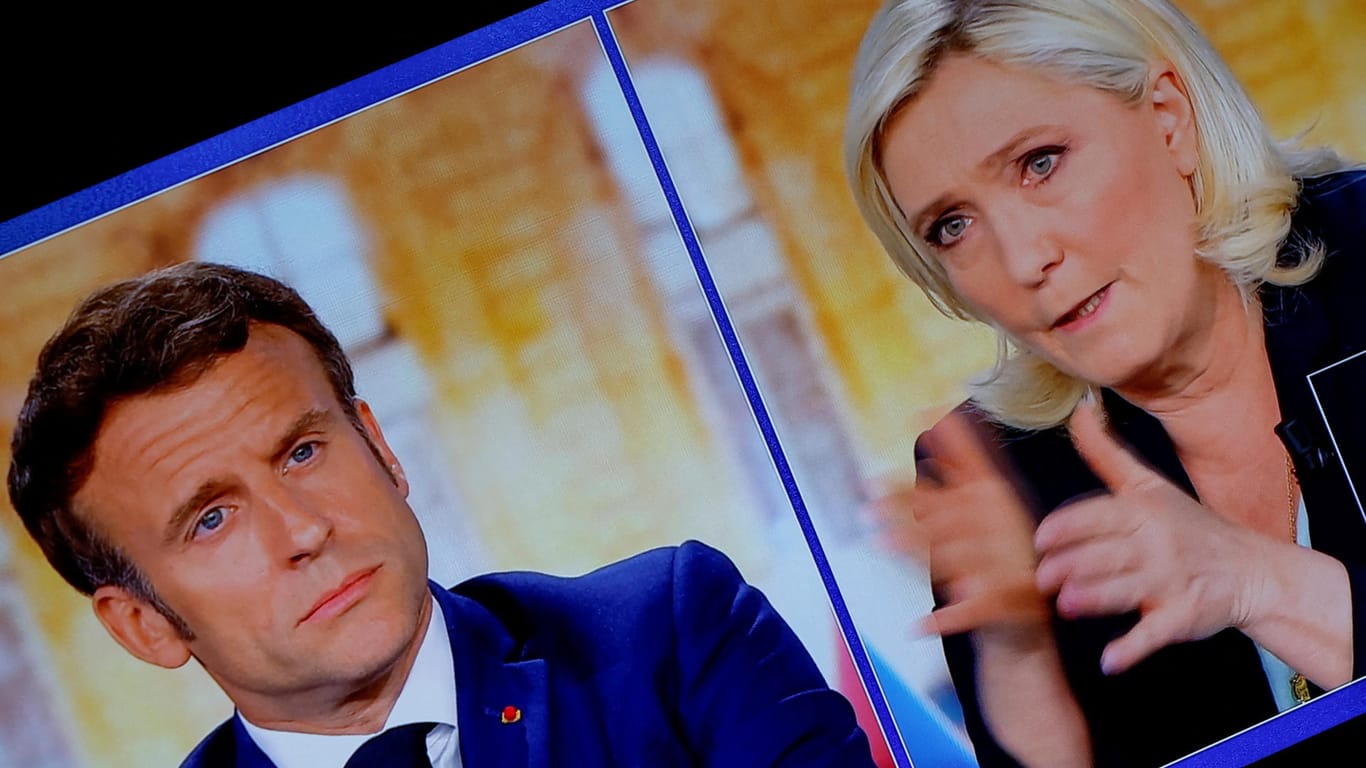 Macron und Le Pen bei der einzigen TV-Debatte vor der Wahl: Die Politikerin bemüht sich um ein gemäßigtes Image.