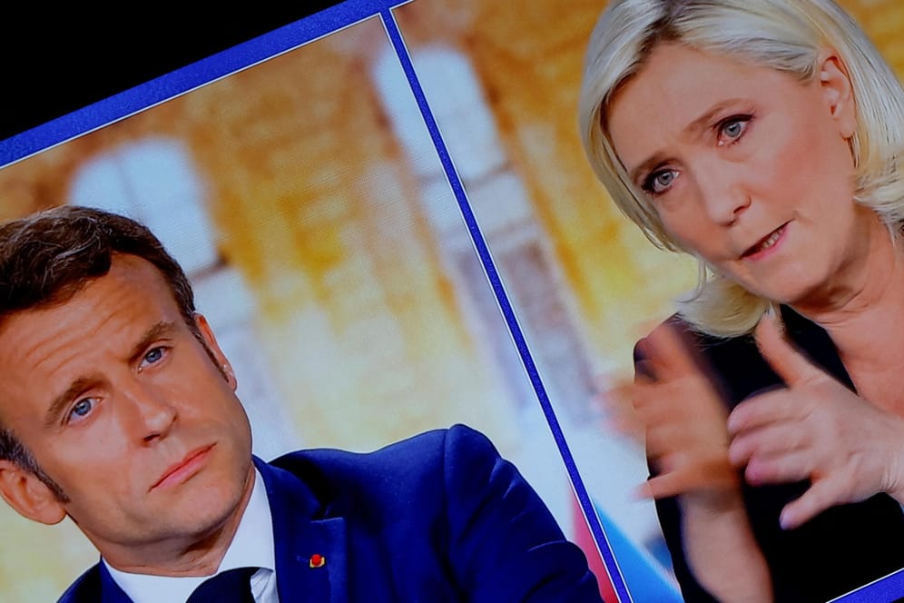 Macron und Le Pen bei der einzigen TV-Debatte vor der Wahl: Die Politikerin bemüht sich um ein gemäßigtes Image.