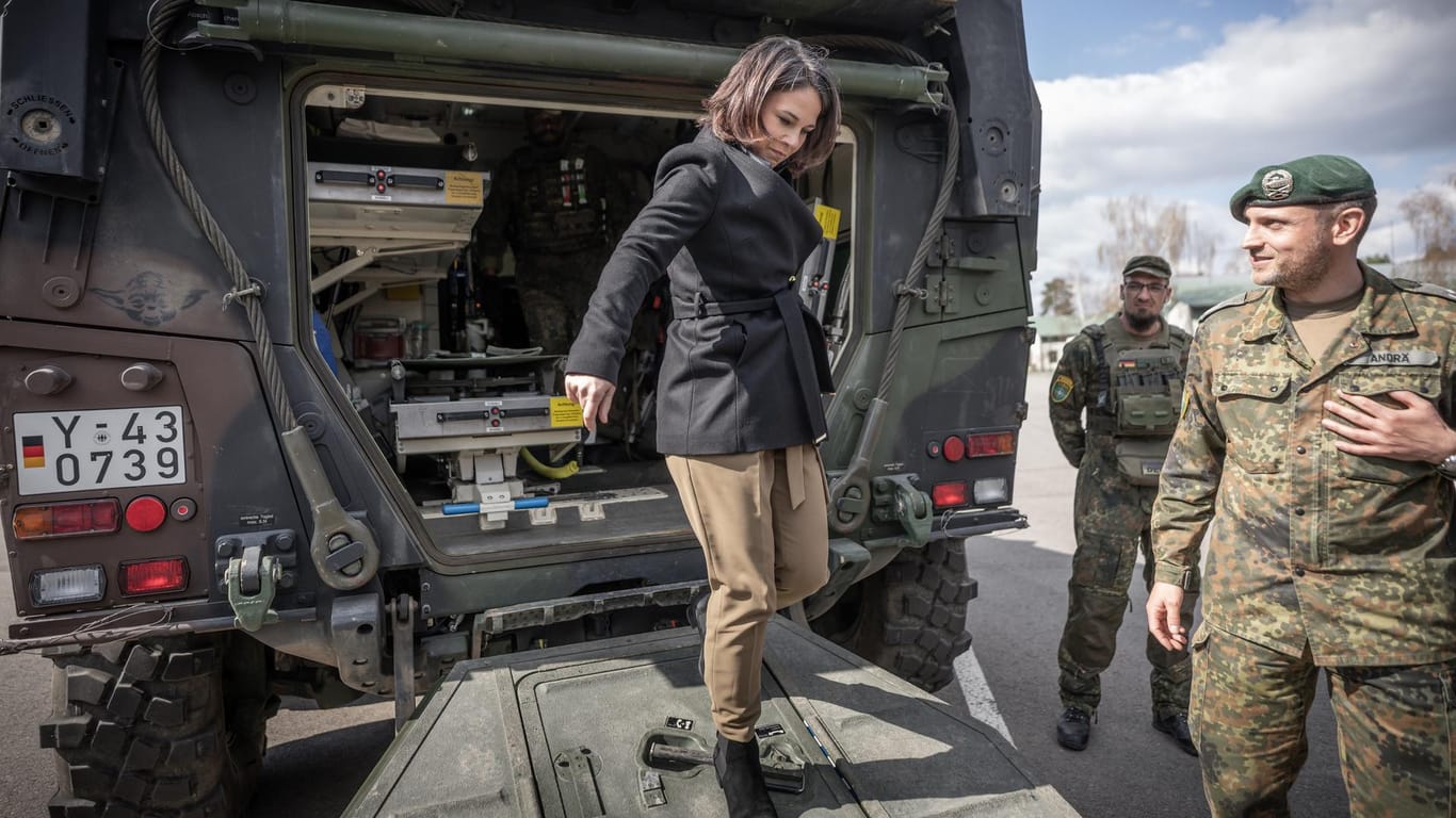 Annalena Baerbock beim Besuch der Nato-Einsatzgruppe: Hier steigt die Außenministerin aus einem Sanitätsfahrzeug "Boxer".