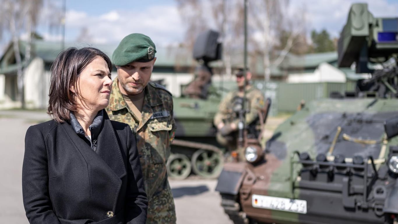 Außenministerin Baerbock beim Besuch der Nato-Einsatztruppe in Litauen: Die bisherige "Stolperdrahtlogik" der Nato zur Verteidigung des Baltikums reiche nicht mehr aus.