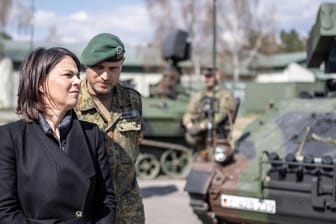 Außenministerin Baerbock beim Besuch der Nato-Einsatztruppe in Litauen: Die bisherige "Stolperdrahtlogik" der Nato zur Verteidigung des Baltikums reiche nicht mehr aus.