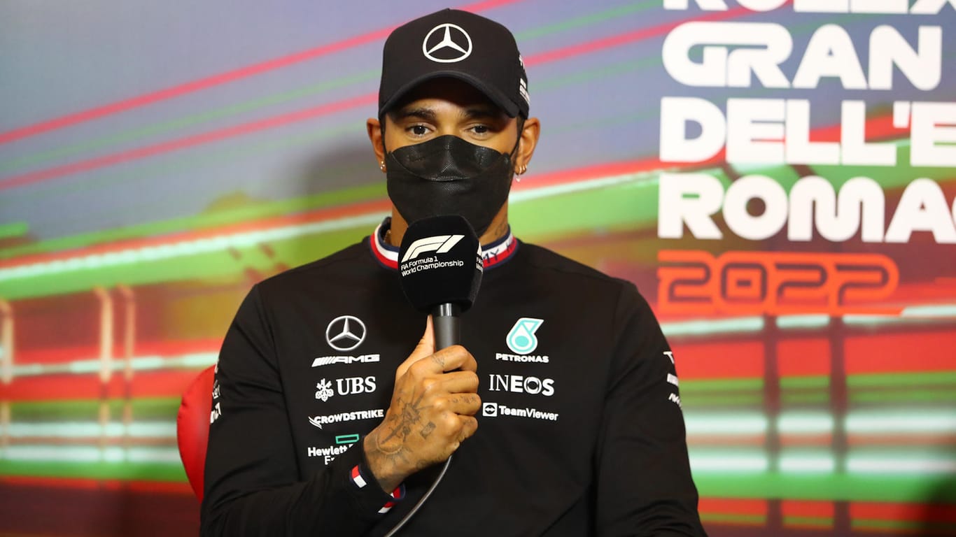 Lewis Hamilton im Mediengespräch am Rande des Rennens in Imola.