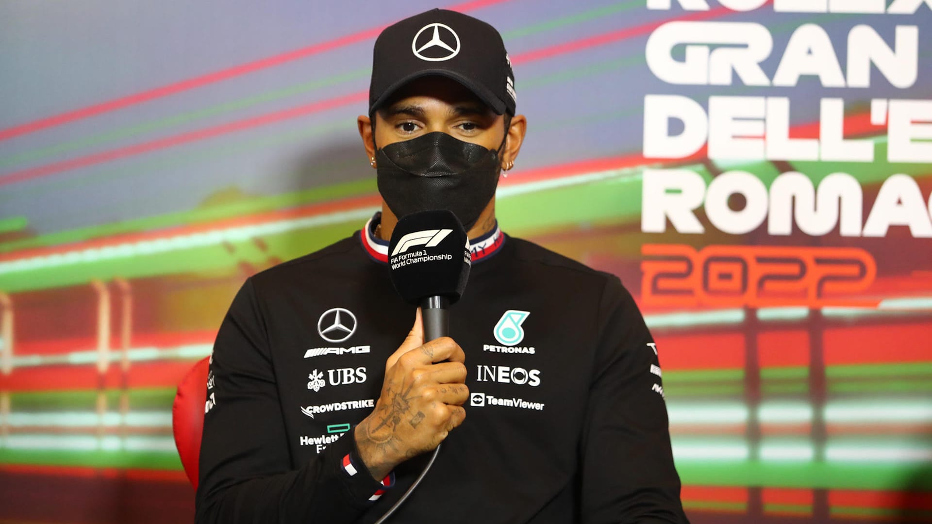 Lewis Hamilton im Mediengespräch am Rande des Rennens in Imola.