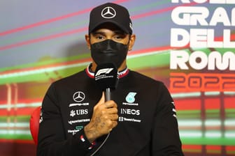Lewis Hamilton im Mediengespräch am Rande des Rennens in Imola.