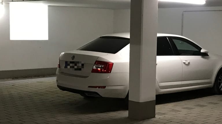 Oligarchen-Autos weg, Skoda da: In der Garage am Tegernsee wurde umgeparkt.