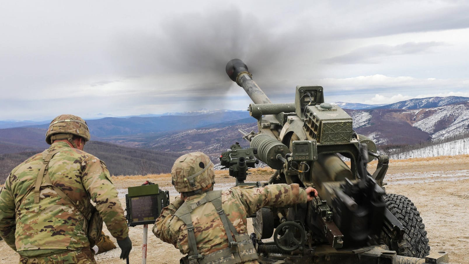 US-Soldaten bei einer Übung mit einer Haubitze (Symbolfoto): Unter anderem die USA wollen solches Kriegsgerät in die Ukraine liefern.