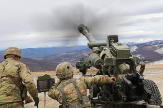US-Soldaten bei einer Übung mit einer Haubitze (Symbolfoto): Unter anderem die USA wollen solches Kriegsgerät in die Ukraine liefern.