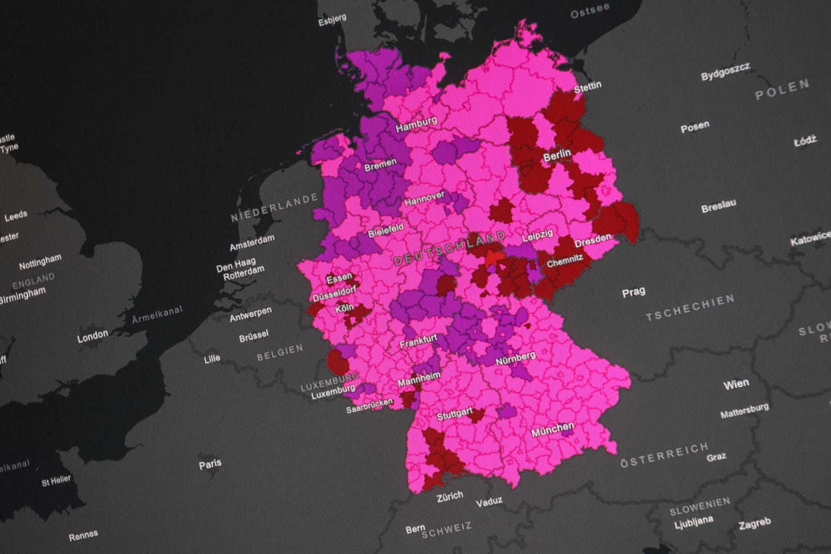 Dashboard des RKI (Symbolbild): Das RKI zeigt auch künftig tagesaktuelle Entwicklungen der Pandemie.