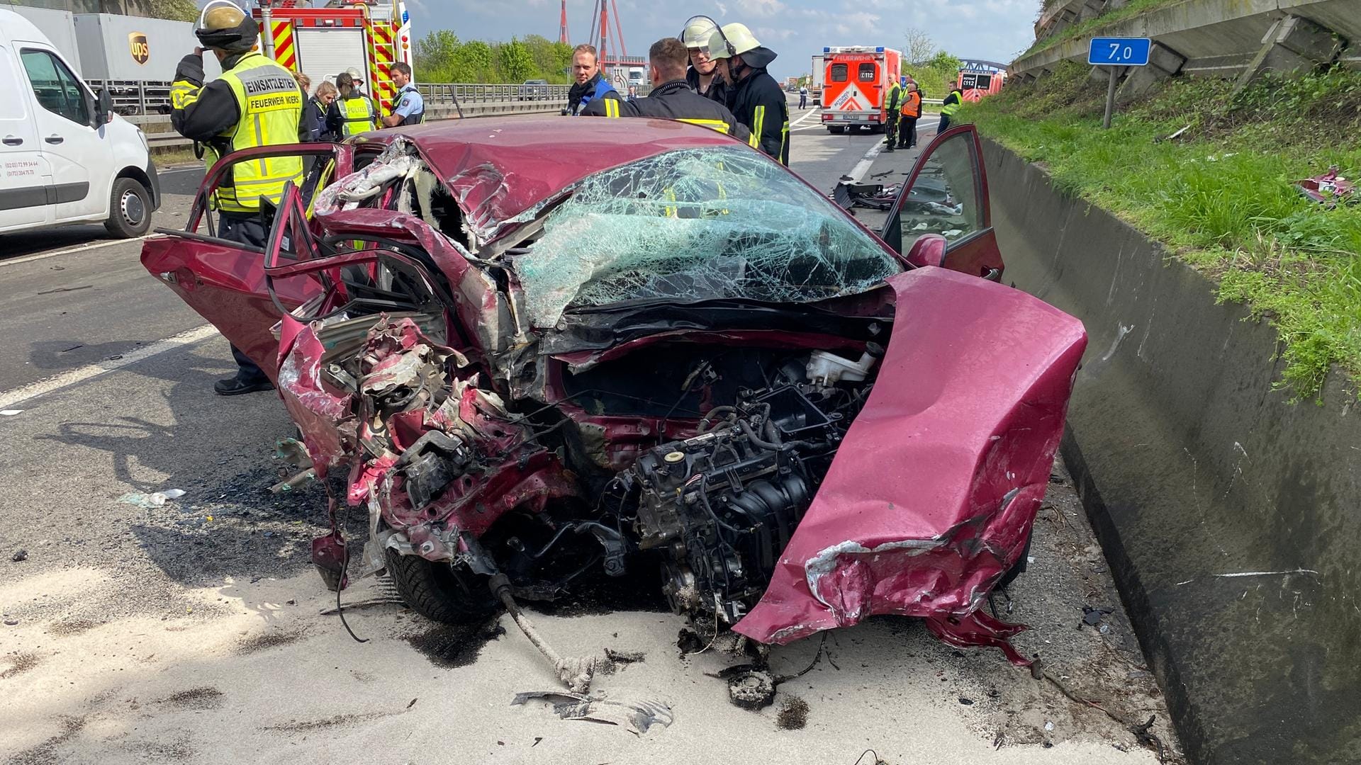 Das völlig deformierte Auto: Die Fahrerin wurde schwer verletzt in eine Klinik geflogen. Das völlig deformierte Auto: Die Fahrerin wurde schwer verletzt in eine Klinik geflogen.