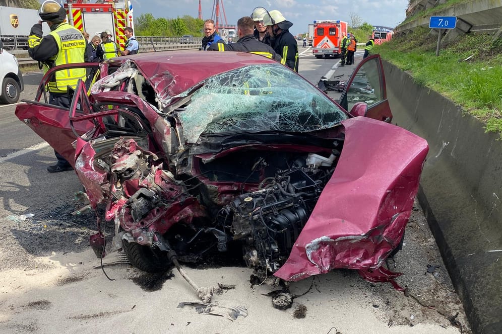Das völlig deformierte Auto: Die Fahrerin wurde schwer verletzt in eine Klinik geflogen.