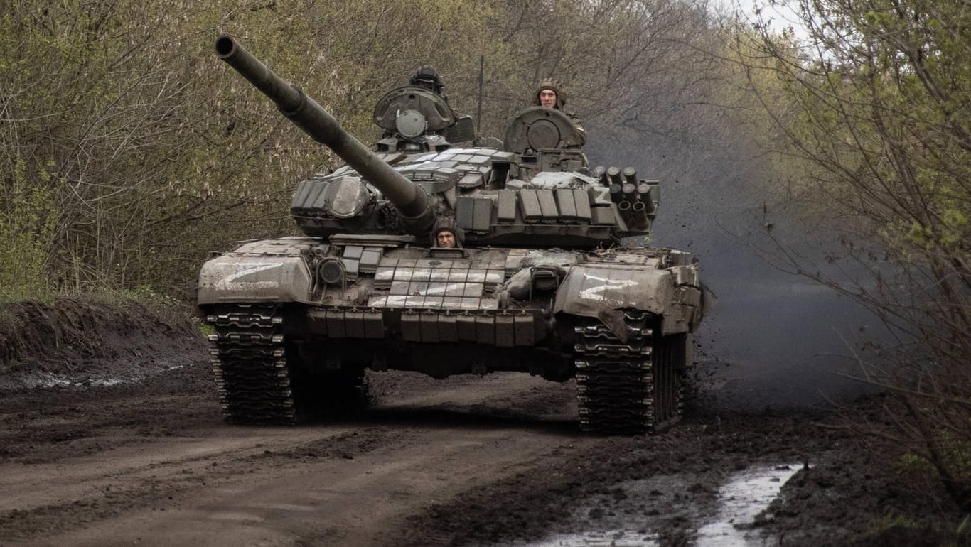 Russische Panzer in der Region Luhansk: Die Bodenbedingungen sind für die schweren Panzer alles andere als optimal.