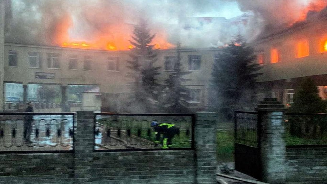 Brand in einem Krankenhaus in Lyman: Das Krankenhaus soll am Freitag Ziel eines russisches Bombenangriffs gewesen sein.