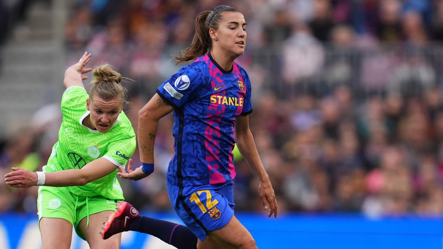Alexandra Popp (li.): Wolfsburgs Kapitänin kann Barcelonas Patri Guijarro nur hinterhersehen. Alexandra Popp (li.): Wolfsburgs Kapitänin kann Barcelonas Patri Guijarro nur hinterhersehen.