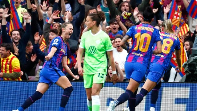 Die Wolfsburger Fußball-Frauen waren beim FC Barcelona letztlich chancenlos. Die Wolfsburger Fußball-Frauen waren beim FC Barcelona letztlich chancenlos.