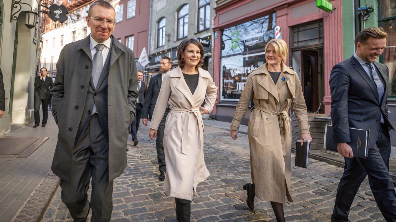 Ein Symbol der Freundschaft: Zwei Außenministerinnen und zwei Außenminister spazieren durch Riga.