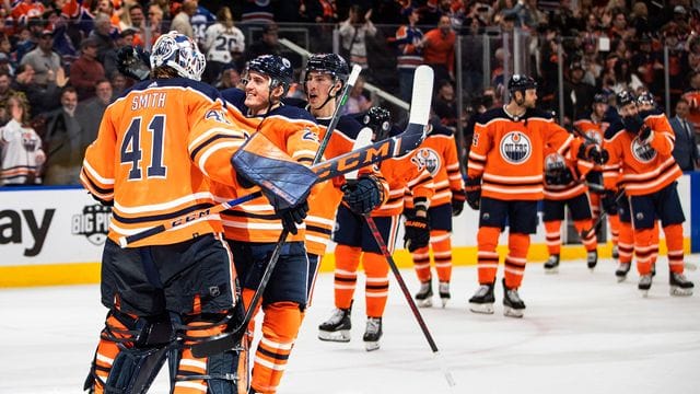 Die Edmonton Oilers feiern ihren Sieg.