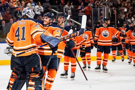 Die Edmonton Oilers feiern ihren Sieg.