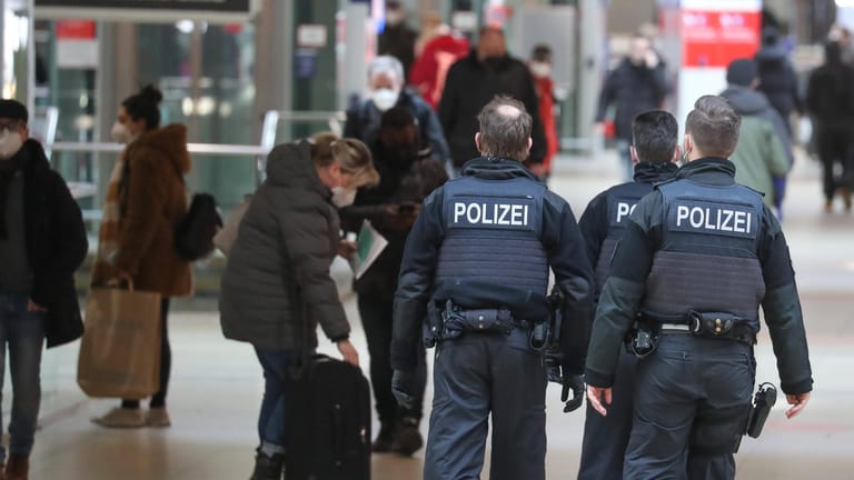 Polizisten am Hauptbahnhof Hannover (Symbolbild): Hier wurde die 23-Jährige gefunden.