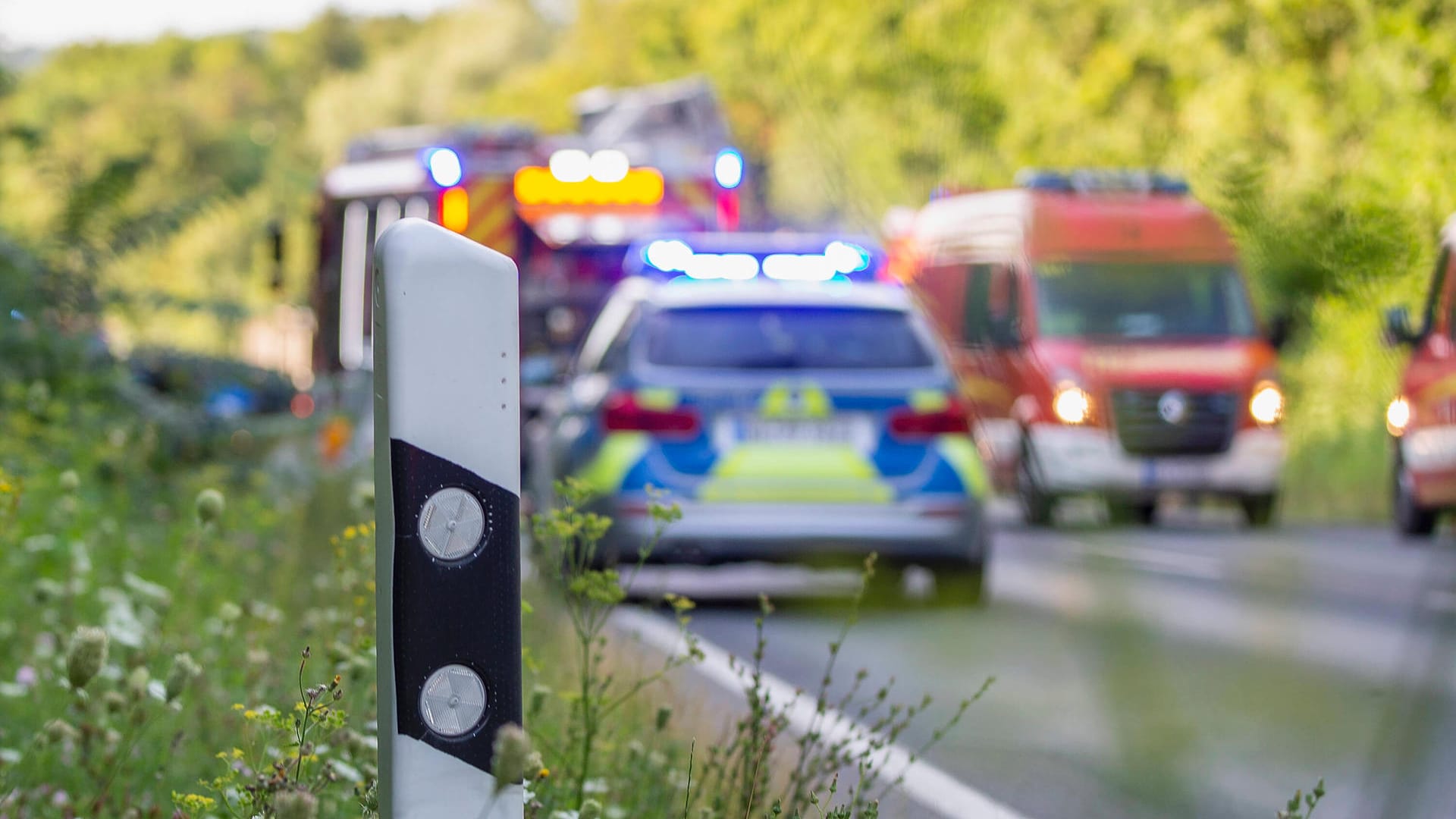 Einsatzkräfte nach einem Unfall (Symbolbild): Das Auto ging sofort in Flammen auf. Einsatzkräfte nach einem Unfall (Symbolbild): Das Auto ging sofort in Flammen auf.