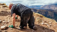 Mann besteigt Berg ohne Beine