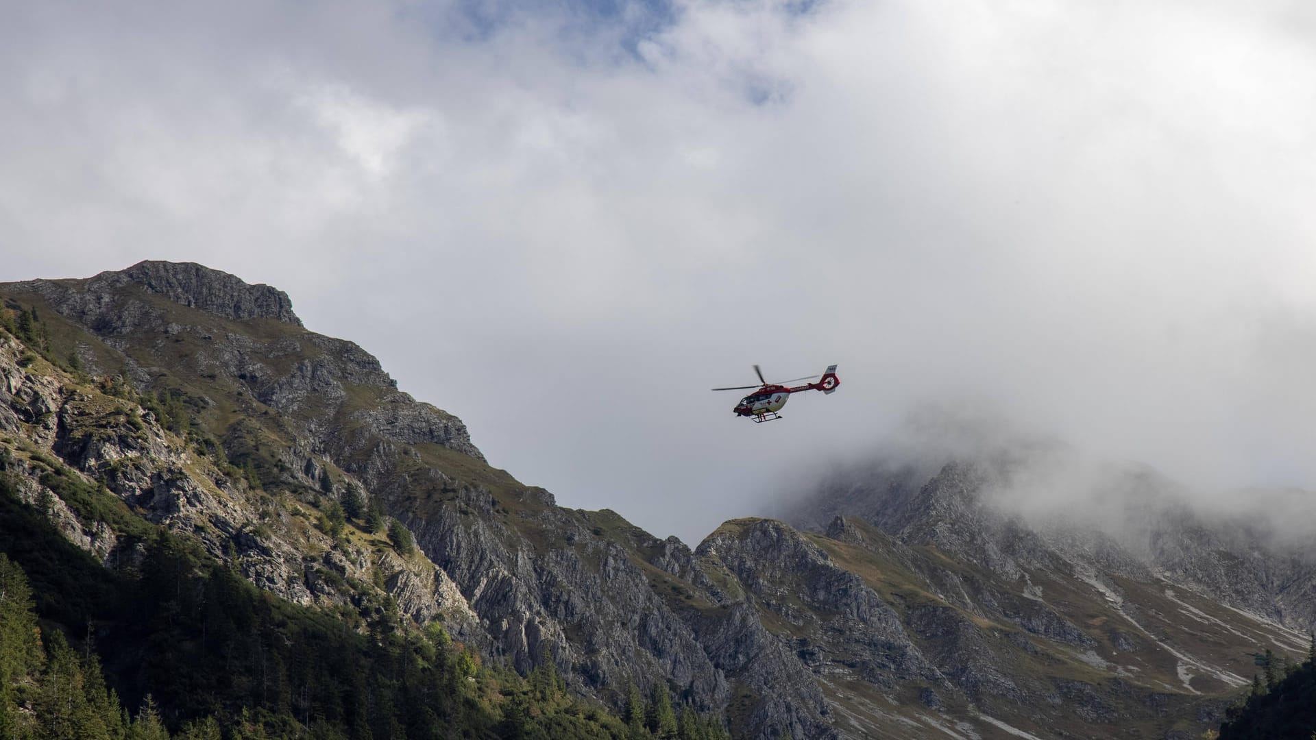 Rettungshubschrauber in den Alpen (Symbolbild): Der Notarzt konnte nur noch den Tod der Wanderin feststellen. Rettungshubschrauber in den Alpen (Symbolbild): Der Notarzt konnte nur noch den Tod der Wanderin feststellen.
