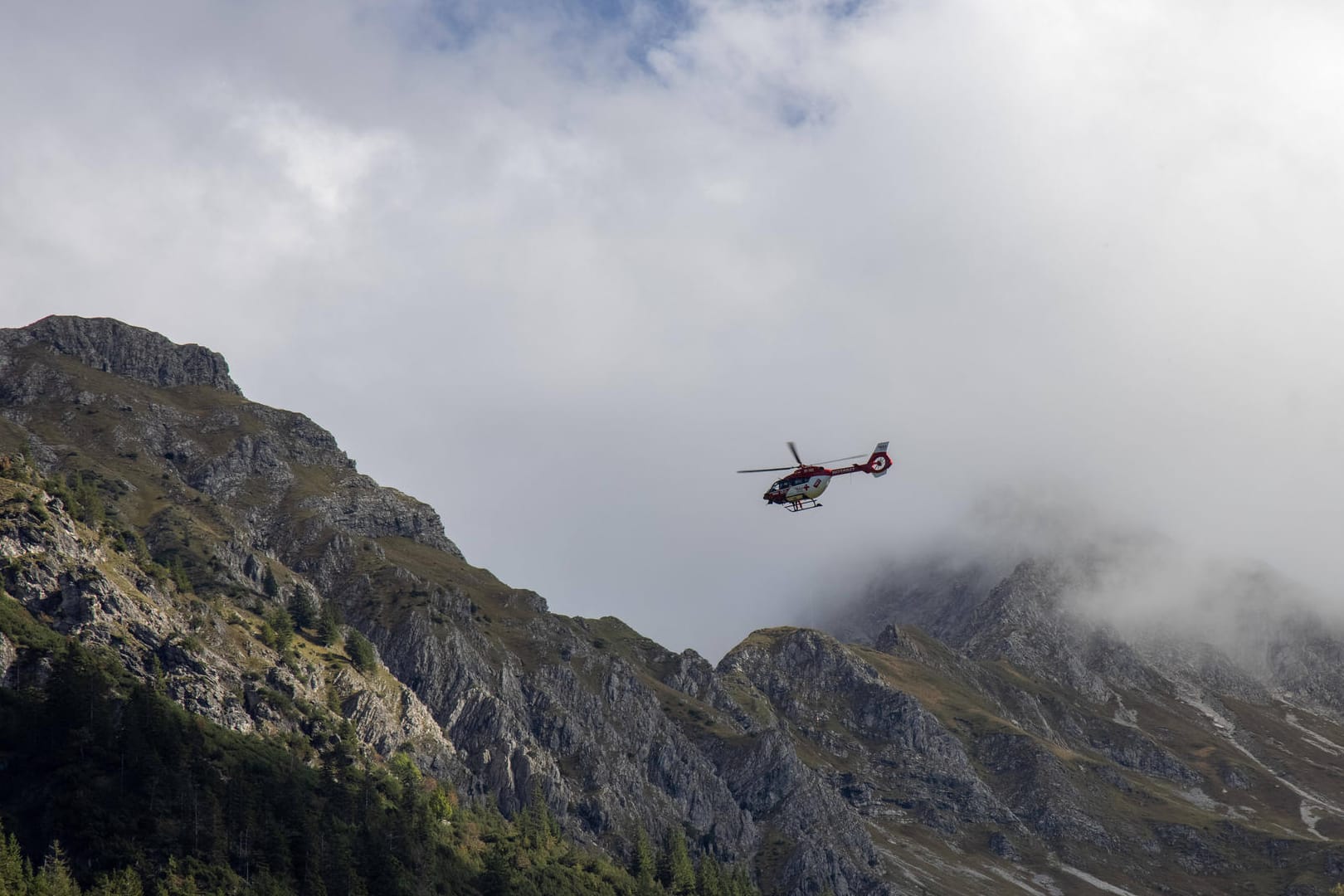 Rettungshubschrauber in den Alpen (Symbolbild): Der Notarzt konnte nur noch den Tod der Wanderin feststellen.