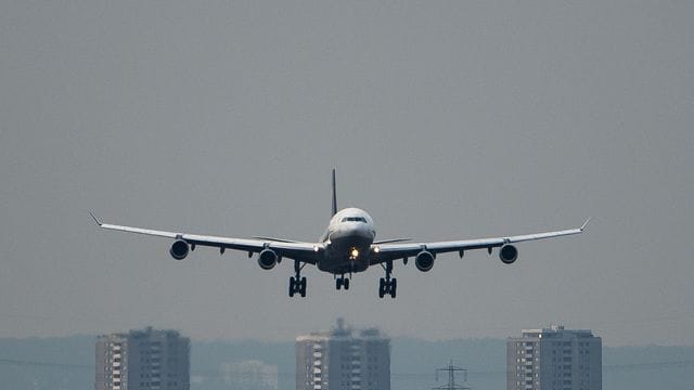 Ein Passagierflugzeugbefindet sich im Landeanflug (Symbolbild): Das Bündnis gegen Fluglärm fordert eine Nachtruhe. Ein Passagierflugzeugbefindet sich im Landeanflug (Symbolbild): Das Bündnis gegen Fluglärm fordert eine Nachtruhe.