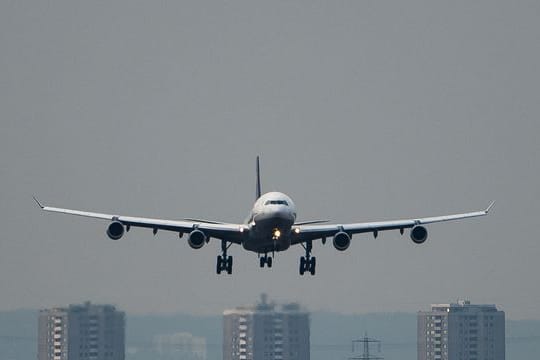 Ein Passagierflugzeugbefindet sich im Landeanflug (Symbolbild): Das Bündnis gegen Fluglärm fordert eine Nachtruhe.