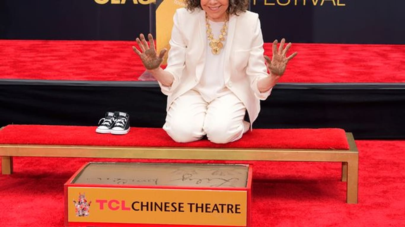 Verewigt: Die Schauspielerin Lily Tomlin zeigt ihre Hände, nachdem sie sie bei einer Hand- und Fußabdruckzeremonie in Zement gelegt hat.