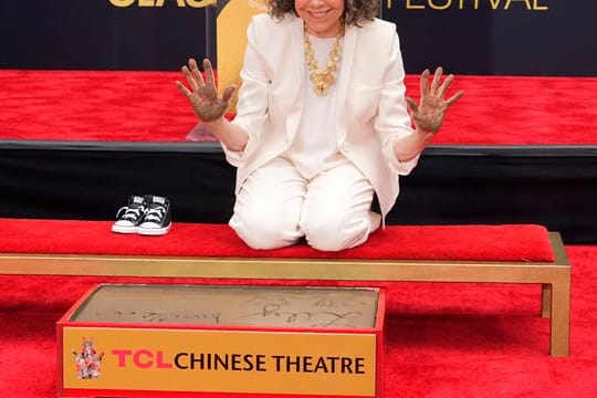 Verewigt: Die Schauspielerin Lily Tomlin zeigt ihre Hände, nachdem sie sie bei einer Hand- und Fußabdruckzeremonie in Zement gelegt hat.