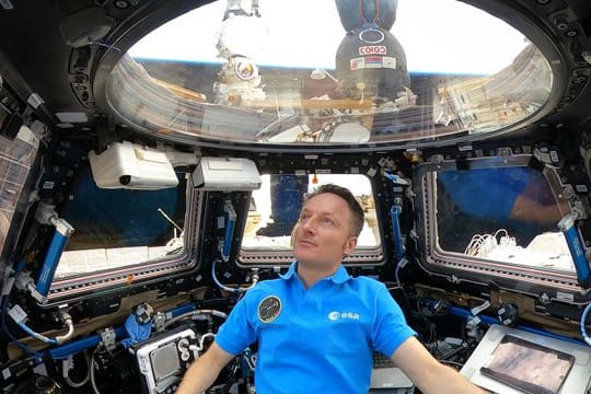 Astronaut Maurer notiert sich seine Erlebenisse aus seiner Zeit im All.