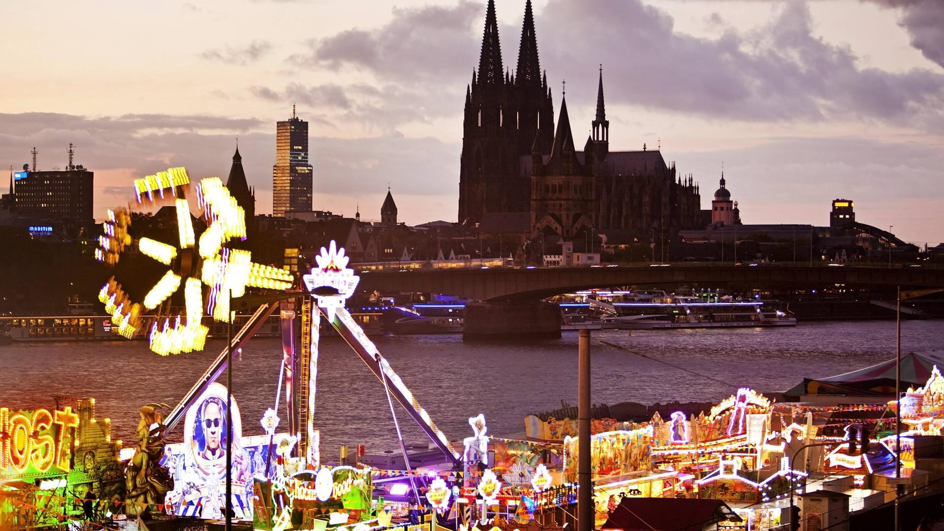 Fahrgeschäfte und Buden an der Deutzer Werft in Köln: Wer veranstaltet die beliebte Kirmes im nächsten Jahr?