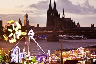 Fahrgeschäfte und Buden an der Deutzer Werft in Köln: Wer veranstaltet die beliebte Kirmes im nächsten Jahr?