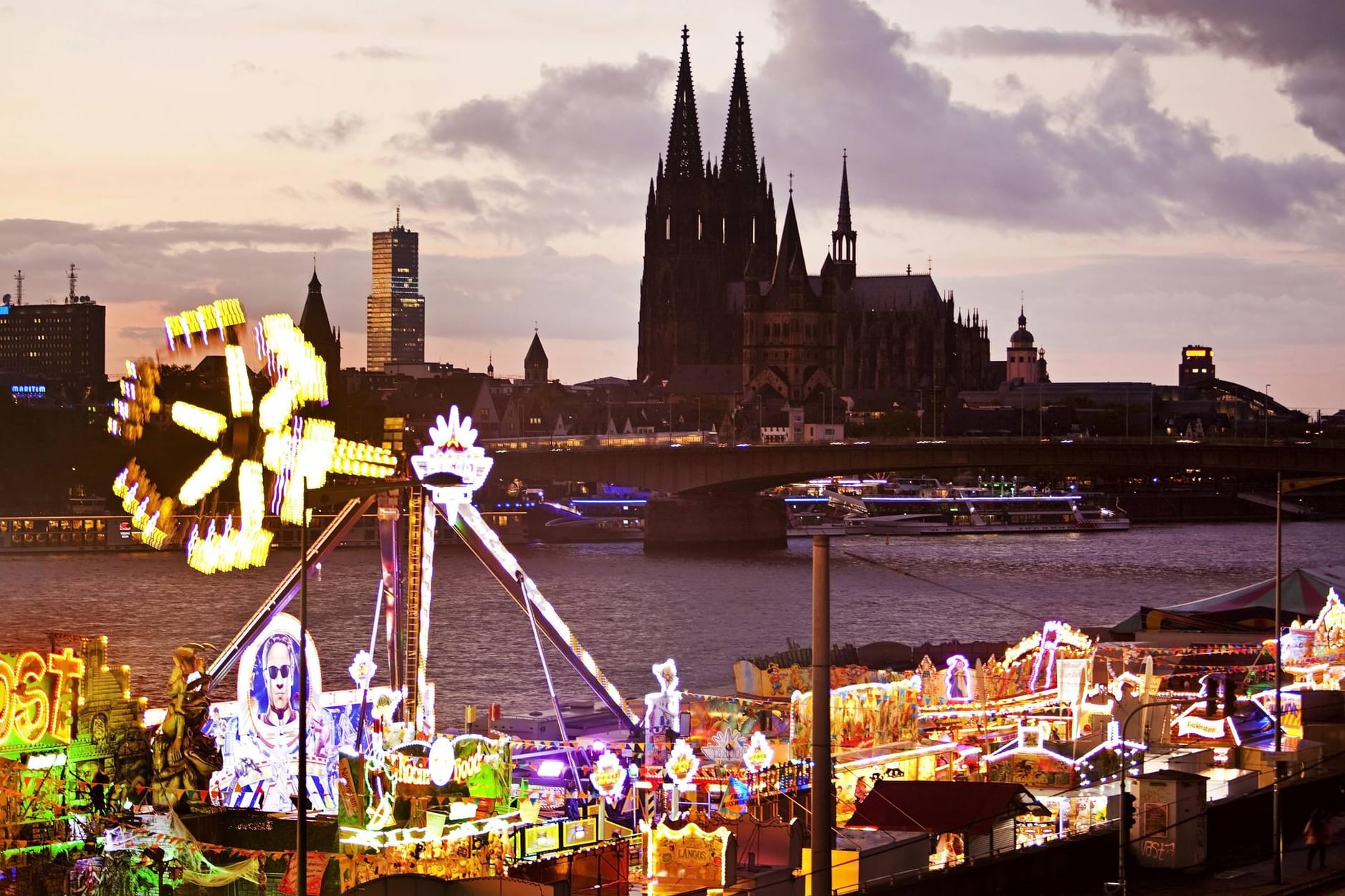 Fahrgeschäfte und Buden an der Deutzer Werft in Köln: Wer veranstaltet die beliebte Kirmes im nächsten Jahr?