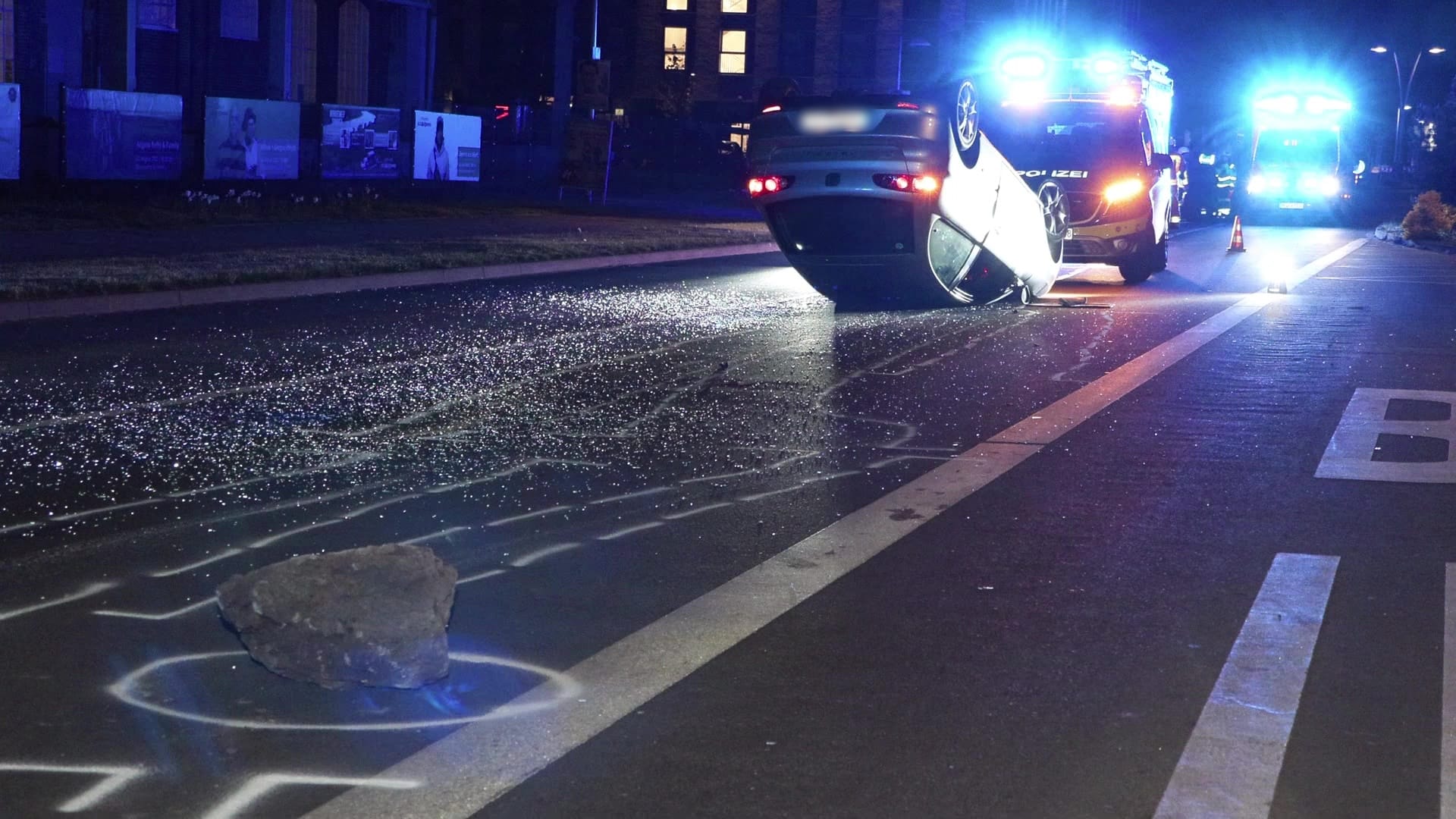 Der Stein, der für den Unfall sorgte: Drei Menschen wurden verletzt. Der Stein, der für den Unfall sorgte: Drei Menschen wurden verletzt.