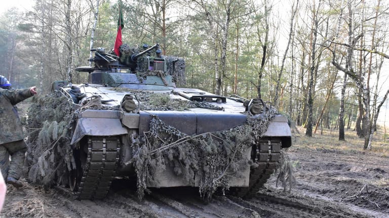 Schützenpanzer Marder auf einem Truppenübungsplatz: Eine Tochter der Rüstungsfirma Rheinmetall hat eine Bitte an das Bundeswirtschaftsministerium gestellt, der Ukraine 100 der Panzer liefern zu dürfen (Symbolbild).