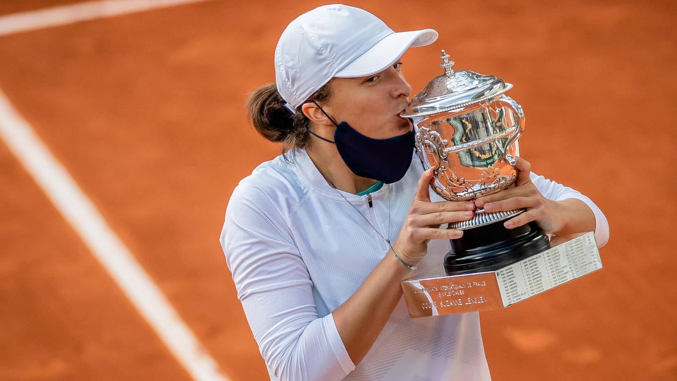 Iga Swiatek: Nach dem Finalsieg bei den French Open 2020 über Sofia Kenin posiert die Polin mit ihrem Pokal auf dem Court Philippe Chatrier.