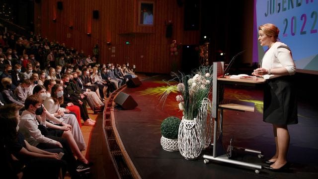 Bürgermeisterin Franziska Giffey (SPD) hält eine Festrede bei einer Jugendweihe-Feier.